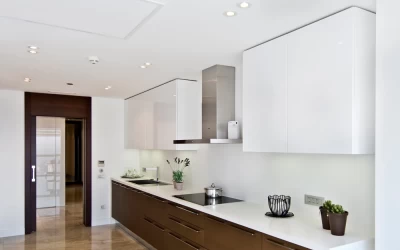 interior-view-of-the-elite-and-chic-kitchen-having-a-luminous-space-and-unique-brown-and-white-design