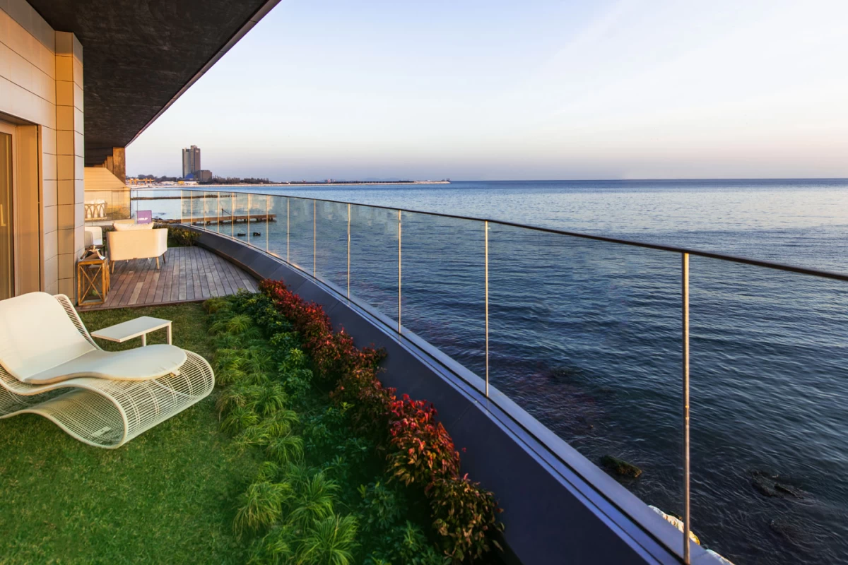 interior-view-of-the-private-balcony-part-of-the-residence-flat-having-a-direct-glaze-at-the-magnificient-marmara-sea