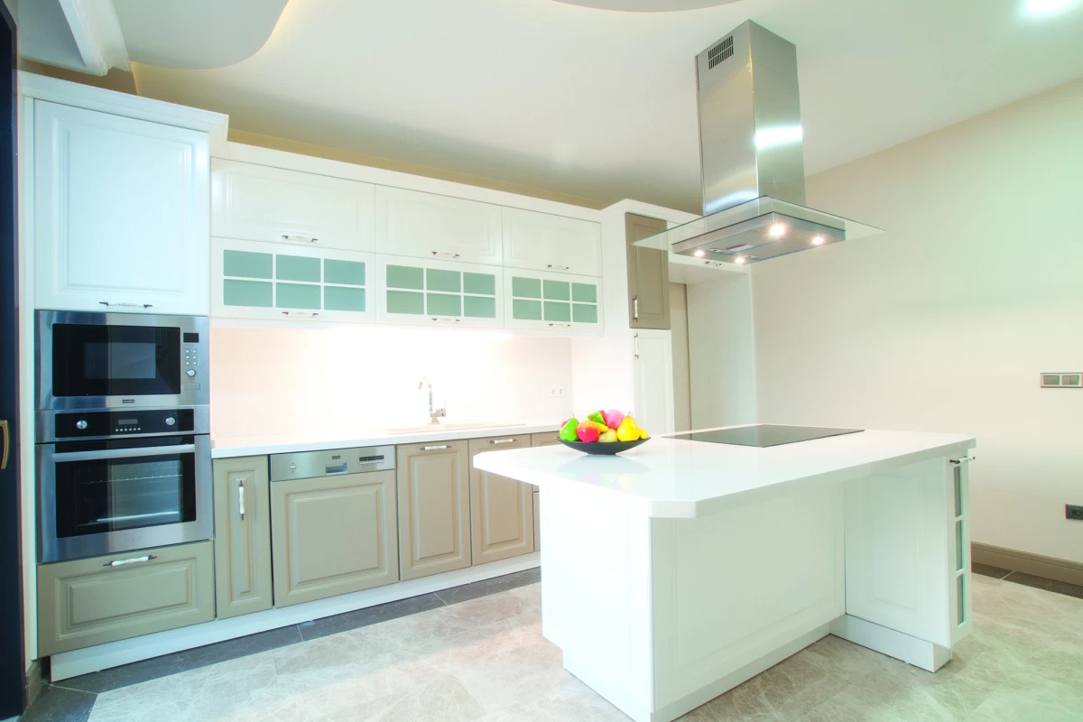 grand-kitchen-furnished-with-built-in-kitchen-goods-elegant-beige-and-white-cabinets-white-kitchen-island